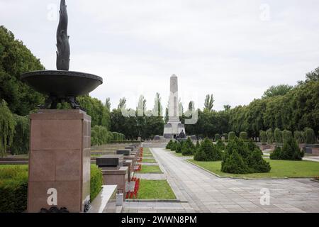 Berlino. Germania. Il Memoriale di guerra sovietico a Schönholzer Heide (Sowjetisches Ehrenmal in der Schönholzer Heide). Il cimitero è stato progettato da un gruppo Foto Stock