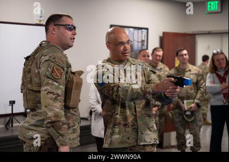 U.S. Air Force Tech. Il sergente Andrew Johnson, addestratore dell'unità delle 21st Security Forces, istruisce il tenente della US Space Force, generale David N. Miller Jr., comandante del comando operazioni spaziali, sull'operazione di un taser alla Peterson Space Force base, Colorado, 29 febbraio 2024. Miller preparò un taser da sparare contro un bersaglio durante la sua visita al 21° centro di addestramento SFS. Forza spaziale Foto Stock