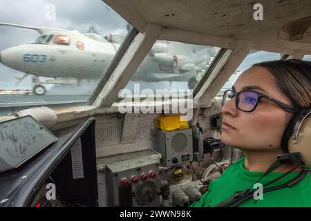 240217-N-BK926-1101 ATLANTIC OCEAN, (17 febbraio 2024) Aviation Boatswain's Mate (Equipment) 2nd Class Nicole Bedoya, nativa di Gastonia, Carolina del Nord, comunica con un operatore di pannelli per garantire che abbiano un ponte libero e condizioni adeguate per il decollo di un e-2D Hawkeye, attaccata al "Blue Tails" dell'Airborne Command and Control Squadron (VAW) 121, nella bolla del ponte di volo di poppa sulla portaerei classe Nimitz USS Harry S. Truman (CVN 75), febbraio 17. 2024. Truman è l'ammiraglia del gruppo Harry S. Truman Carrier Strike ed è attualmente in corso di conduzione certificati di volo Foto Stock