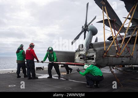 PACIFIC OCEAN (23 febbraio 2024) i marinai assegnati all'Helicopter Sea Combat Squadron (HSC) 25, si assicureranno un elicottero MH-60S a bordo della portaerei d'assalto anfibio schiata in avanti USS America (LHA 6) mentre conducevano operazioni di routine nell'Oceano Pacifico, il 23 febbraio. L'America, nave di comando dell'America Amphibious Ready Group, è operativa nell'area operativa della 7th Fleet. La U.S. 7th Fleet è la più grande flotta numerata della Marina degli Stati Uniti, e interagisce e opera regolarmente con alleati e partner nel preservare una regione indo-pacifica libera e aperta. Marina Foto Stock