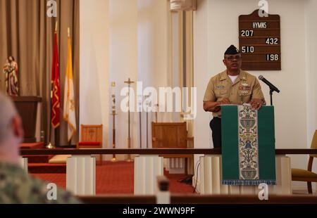 U.S. Navy Hospital Corpsman Petty Officer 1st Class Maurice I.. Nwagbara si rivolge ai partecipanti durante la sua cerimonia di ritiro presso la base dei Marines di Quantico, Virginia, 9 febbraio 2024. Nwagbara si trasferì negli Stati Uniti dal suo villaggio nativo in Nigeria, e si ritirò dopo più di 20 anni di servizio. Corpo dei Marine Foto Stock