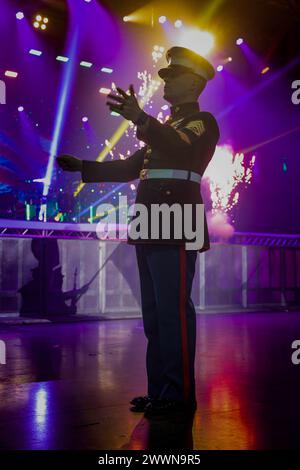 Jeremy Matt, direttore della 2d Marine Division (MARDIV) Band, dirige lo Star-Spangled Banner nel centro convegni Ernest N. Morial durante la Krewe of Bacchus Parade a New Orleans, Louisiana, 11 febbraio 2024. La 2d MARDIV Band si è esibita durante il Mardi Gras per sostenere la comunità locale attraverso uno sforzo congiunto con Marine Corps Forces Reserve Band per aiutare a colmare il divario tra il corpo dei Marines e le persone che li sostengono. Corpo dei Marine Foto Stock