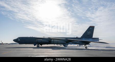 Un B-52H Stratofortress della U.S. Air Force assegnato al 23rd Bomb Squadron avvia i motori presso la Minot Air Force base, North Dakota, 28 febbraio 2024. Minot Air Force base e la sua flotta di B-52 svolgono un ruolo chiave nelle capacità di deterrenza nucleare degli Stati Uniti. Aeronautica militare Foto Stock