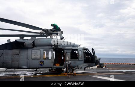 PACIFIC OCEAN (23 febbraio 2024) Aviation Electronics Technician 2nd Class Caleb Davis, da Indianapolis, Indiana, assegnato all'Helicopter Sea Combat Squadron (HSC) 25, effettua la manutenzione su un elicottero MH-60S a bordo della portaerei d'assalto anfibio USS America (LHA 6) mentre conduceva operazioni di routine nell'Oceano Pacifico, il 23 febbraio. L'America, nave di comando dell'America Amphibious Ready Group, è operativa nell'area operativa della 7th Fleet. La U.S. 7th Fleet è la più grande flotta numerata della Marina degli Stati Uniti, e interagisce e opera regolarmente con alleati e pa Foto Stock