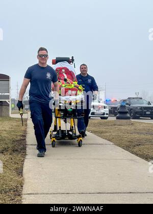 GRANDI LAGHI, Ill. (6 febbraio 2024) i marinai e i partner della comunità partecipano a un'esercitazione antiterrorismo, di protezione della forza durante l'esercitazione Citadel Shield-Solid Curtain 2024 alla Naval Station Great Lakes, 6 febbraio 2024. L'esercitazione è un'esercitazione annuale di due settimane di protezione della forza e antiterrorismo condotta dal comandante, Navy installations Command e comandante, U.S. Fleet Forces Command su tutte le installazioni navali negli Stati Uniti continentali. Marina Foto Stock