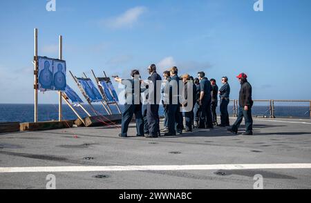 I marinai sparano pistole M9 durante un tiro con armi leggere a bordo della nave da sbarco classe Whidbey Island USS Gunston Hall (LSD 44), nell'Oceano Atlantico, 3 febbraio 2024. La USS Gunston Hall partecipa attualmente alla Steadfast Defender 2024. Steadfast Defender 2024, il più grande esercizio della NATO da decenni, dimostrerà la capacità della NATO di dispiegare rapidamente forze da tutta l’Alleanza per rafforzare la difesa dell’Europa. Marina Foto Stock