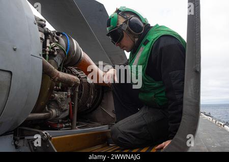 PACIFIC OCEAN (23 febbraio 2024) Aviation Electronics Technician 2nd Class Caleb Davis, da Indianapolis, Indiana, assegnato all'Helicopter Sea Combat Squadron (HSC) 25, effettua la manutenzione su un elicottero MH-60S a bordo della portaerei d'assalto anfibio USS America (LHA 6) mentre conduceva operazioni di routine nell'Oceano Pacifico, il 23 febbraio. L'America, nave di comando dell'America Amphibious Ready Group, è operativa nell'area operativa della 7th Fleet. La U.S. 7th Fleet è la più grande flotta numerata della Marina degli Stati Uniti, e interagisce e opera regolarmente con alleati e pa Foto Stock