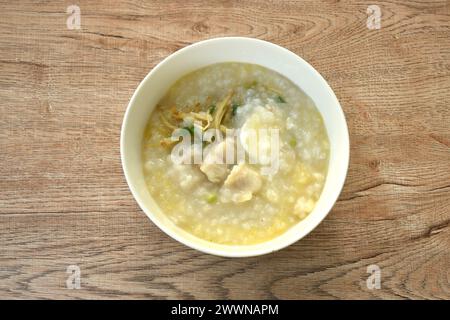 porridge di riso con pesce di spigola e zenzero ricoperto di uova sode Foto Stock