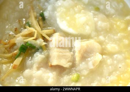 porridge di riso con pesce di spigola e zenzero ricoperto di uova sode Foto Stock