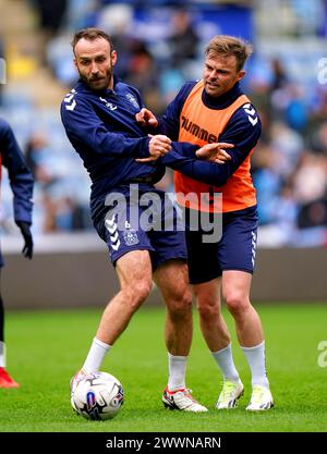 Liam Kelly (a sinistra) di Coventry City e Matthew Godden durante una sessione di allenamento alla Coventry Building Society Arena di Coventry. Data foto: Lunedì 25 marzo 2024. Foto Stock