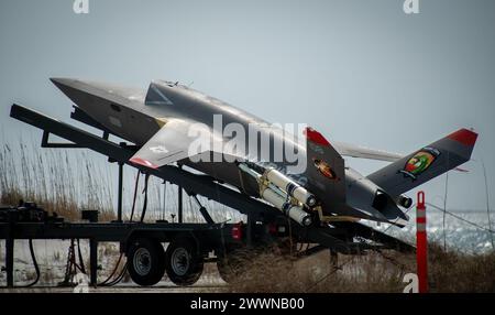 Un XQ-58A Valkyrie del corpo dei Marines degli Stati Uniti, veicolo aereo senza equipaggio tattico altamente autonomo e a basso costo, si prepara al lancio durante il suo secondo volo di prova presso la Eglin Air Force base, Flag., 3 ottobre 2023. Il volo di prova XQ-58A Valkyrie e i dati raccolti informano i futuri requisiti per il corpo dei Marines in un ambiente di sicurezza in rapida evoluzione, alimentando al contempo con successo opportunità congiunte di innovazione e sperimentazione. Aeronautica militare Foto Stock