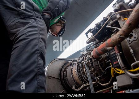 PACIFIC OCEAN (23 febbraio 2024) Aviation Electronics Technician 2nd Class Caleb Davis, da Indianapolis, Indiana, assegnato all'Helicopter Sea Combat Squadron (HSC) 25, effettua la manutenzione su un elicottero MH-60S a bordo della portaerei d'assalto anfibio USS America (LHA 6) mentre conduceva operazioni di routine nell'Oceano Pacifico, il 23 febbraio. L'America, nave di comando dell'America Amphibious Ready Group, è operativa nell'area operativa della 7th Fleet. La U.S. 7th Fleet è la più grande flotta numerata della Marina degli Stati Uniti, e interagisce e opera regolarmente con alleati e pa Foto Stock