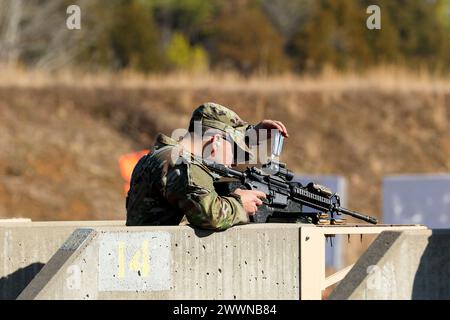 Noah Green, della 194th Engineer Brigade, regola la sua ottica di combattimento ravvicinato a zero range durante la Tennessee State Best Warrior Competition a Tullahoma, 23 febbraio 2024. Tutti i concorrenti hanno azzerato le loro armi M-4 prima di continuare con una serie di stazioni di battaglia. Guardia Nazionale dell'esercito Foto Stock