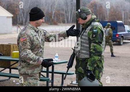 I norvegesi della forza di risposta rapida della Guardia interna norvegese e della Gioventù della difesa interna completano le qualifiche della gamma di tiro dal vivo del fucile M4A1 durante il 51° scambio di truppe reciproche norvegesi presso il Camp Ripley Training Center a Little Falls, Minnesota, il 5 febbraio 2024. I norvegesi hanno precedentemente appreso informazioni sul sistema di armi nei campi Engagement Skills Trainer di Camp Ripley prima di iniziare esercizi di fuoco dal vivo (Guardia Nazionale dell'esercito del Minnesota) Foto Stock