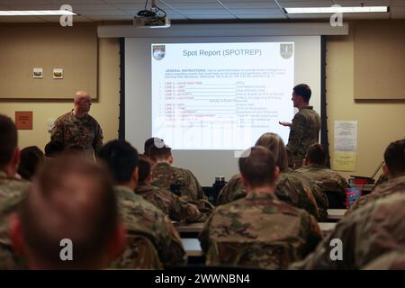 I soldati assegnati alla 34th Infantry Division 'Red Bulls', della Minnesota National Guard, partecipano ad una classe di comunicazione tattica, 10 febbraio 2024, Fort Cavazos, Texas. Durante tutta la classe, hanno praticato procedure per un'evacuazione medica a 9 linee, report spot e come parlare usando una radio militare. (Minnesota National Guard Foto Stock