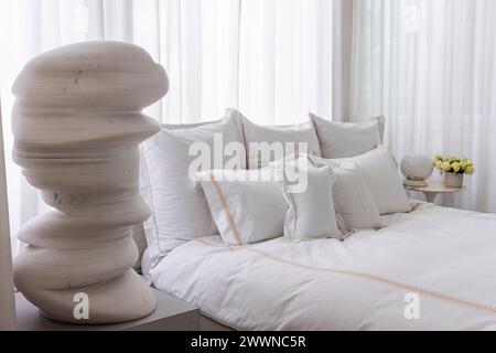 Camera da letto bianca con scultura d'arte moderna nell'appartamento West London, Regno Unito Foto Stock