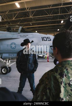 VIRGINIA BEACH, Virginia (23 febbraio 2024) - Brandon Chandler parla con lo Strike Fighter Squadron (VFA) 37 “Ragin’ Bulls” dell’equipaggio di terra della sua carriera di pilota di toro nell’hangar dello squadrone a bordo della Naval Air Station Oceana. I Ragin' Bulls tornarono il 16 gennaio da uno schieramento di otto mesi a sostegno di partner e alleati nella 6th Fleet della Marina degli Stati Uniti d'America nell'area delle operazioni a bordo della USS Gerald R. Ford (CVN 78). Marina Foto Stock