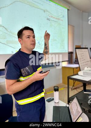 Briefing del sottufficiale di terza classe Austin Norton durante un esercizio di tre giorni del National Incident Management System (NIMS) Incident Command System (ICS) il 16 febbraio 2024. L'esercizio, progettato per rispecchiare uno scenario di sicurezza complesso, ha testato la disponibilità e le competenze del personale di Guam, assicurando la loro disponibilità a gestire efficacemente le emergenze reali. Utilizzando l'approccio strutturato dell'ICS, l'evento ha affinato le nostre capacità di comando, controllo e coordinamento, dimostrandosi essenziale per una risposta rapida ed efficiente alle emergenze. Guardia costiera Foto Stock