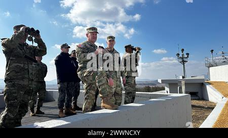 Il maggiore dell'esercito Michael Weimer dà un'occhiata alla DMZ mentre visita l'area di sicurezza congiunta in Corea del Sud, 9 febbraio 2024. Esercito Foto Stock