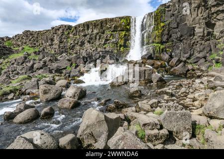 Splendida cascata Oxararfoss in estate, Parco Nazionale di Thingvellir in Islanda Foto Stock