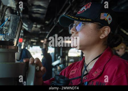 L'insegna Maria Madrigal, nativa di Salinas, in California, si erge a guardare come un ufficiale di truffa sul ponte a bordo della USS San Diego (LPD 22) mentre la nave si avvia per il Recovery test 11 della NASA, 21 febbraio 2024. In preparazione della missione Artemis II della NASA, che invierà quattro astronauti a Orion oltre la Luna, la NASA e il Dipartimento della difesa condurranno una serie di test per dimostrare e valutare i processi, le procedure e l'hardware utilizzati nelle operazioni di recupero per le missioni lunari con equipaggio. I moli di trasporto anfibi, come la USS San Diego, hanno capacità uniche che lo rendono un vero e proprio Foto Stock