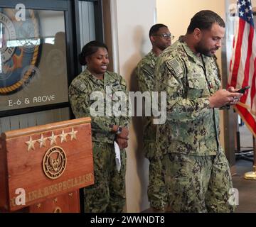 Yorktown, Virginia (22 febbraio 2024) i membri del comitato per la diversità della Scudder Hall Galley della Naval Weapons Station di Yorktown condividono le osservazioni come parte del pasto speciale del mese della storia nera. Ogni febbraio, la Marina degli Stati Uniti commemora il Black History Month e il ruolo significativo che gli afroamericani, passati e presenti, hanno svolto nella difesa della nostra nazione. I loro contributi e sacrifici alla nostra Nazione non sono solo una parte della storia afroamericana, ma anche della storia americana. Marina Foto Stock