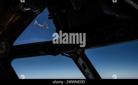 Un B-52H Stratofortress assegnato al 23rd Bomb Squadron vola sopra un altro B52-H sull'Oceano Pacifico, il 12 febbraio 2024. Le missioni Bomber Task Force migliorano la preparazione e l'addestramento necessari per rispondere a qualsiasi potenziale crisi o sfida a livello mondiale. Aeronautica militare Foto Stock