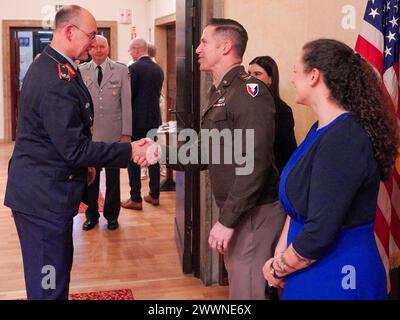 ANSBACH, Germania (22 febbraio 2024) - United States Army Garrison (USAG) Ansbach Comandante col. Aaron Dixon ha ospitato l'annuale Abend mit Freunden Spring Social, dove più di 60 dignitari della nazione ospitante e personale dell'esercito americano si sono riuniti presso il Von Steuben Community Center di Bismarck Kaserne. COL. Dixon e il suo coniuge salutano il generale di brigata Thomas Hambach, Landeskommando Bayern 'comando di Stato Baviera' alla linea di ricezione. USAG Ansbach è una piattaforma di proiezione di potenza dell'esercito degli Stati Uniti, costituita da aviazione, ingegneria e artiglieria distribuiti in nove kasernes nel cuore della Media Franconia Foto Stock