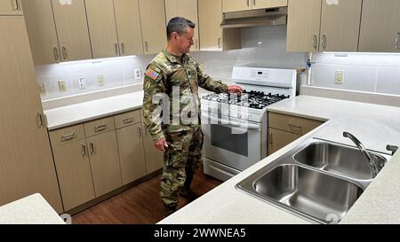 Il Sgt. Maggiore dell'esercito Michael Weimer ispeziona la cucina di un'unità abitativa sulla guarnigione Humphreys dell'esercito americano, Corea del Sud, 10 febbraio 2024. Esercito Foto Stock