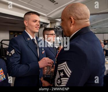 Senior Airman Ethan Hall (a sinistra), l'Airman of the Year 2023 della Guardia Nazionale aerea del Kentucky, riceve il Kentucky Enlisted Exceptional Performance Award dal Chief Master Sgt. Steven Best, 123rd Airlift Wing comandante sergente, durante il Gala dell'Airman al Crowne Plaza Louisville Airport Exposition Center di Louisville, Kentucky. 10 febbraio 2024. Il Gala ha celebrato gli Airmen più performanti dell'unità per il 2023. Air National Guard Foto Stock