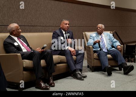 U.S. Air Force in pensione generale Charles “Fig” Newton, il primo pilota afroamericano Thunderbird, «Left», U.S. Air Force tenente generale Richard Clark, sovrintendente U.S. Air Force Academy, «Center» e Dr. Eugene Richardson Jr., un documento originale Tuskegee Airman, «Right», partecipa a una chiacchierata sul caminetto durante il banchetto Accelerating the Legacy 2024 a Charleston, South Carolina, 17 febbraio 2024. Accelerating the Legacy celebra l'eredità di Tuskegee Airmen, offrendo al contempo opportunità di sviluppo professionale per Total Force Airmen e ispirando la prossima generazione di aviatori. Aria Foto Stock