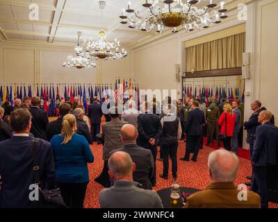 ANSBACH, Germania (22 febbraio 2024) - United States Army Garrison (USAG) Ansbach Comandante col. Aaron Dixon ha ospitato l'annuale Abend mit Freunden Spring Social, dove più di 60 dignitari della nazione ospitante e personale dell'esercito americano si sono riuniti presso il Von Steuben Community Center di Bismarck Kaserne. A questo evento, col. Dixon colse l'occasione per informare i presenti sullo stato attuale della guarnigione e sui prossimi sviluppi, nonché gli investimenti pianificati all'interno dell'impronta di Ansbach. Dopo gli annunci, col. Dixon si godette il resto della serata legandosi e facendo networking con la controparte degli host Nation Foto Stock