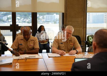 HONOLULU- Hawaii Gov. Josh Green parla con Navy Closure Task Force - Red Hill (NCTF-RH) Comandante, U.S. Navy Rear Adm. Steve Barnett, e Joint Task Force-Red Hill (JTF-RH) Comandante, Vice Adm. della Marina degli Stati Uniti John Wade durante il Comitato dell'acqua del Governatore il 2 febbraio 2024, presso il Campidoglio dello Stato delle Hawaii a Honolulu. Incaricato della chiusura sicura della Red Hill Bulk Fuel Storage Facility (RHBFSF), l'NCTF-RH è stato istituito dal Dipartimento della Marina come un impegno duraturo per la comunità e l'ambiente. Questa task force si alzerà e si assumerà le responsabilità di Red Hill dal c Foto Stock