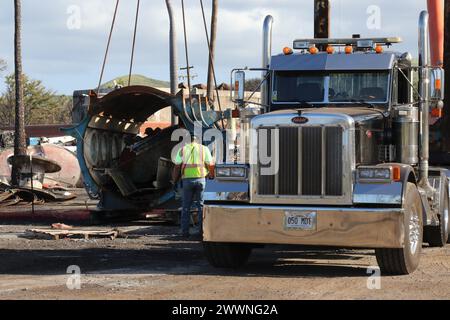 Gli appaltatori del U.S. Army Corps of Engineers rimuovono un sottomarino durante le operazioni di rimozione dei detriti nei pressi del porto di Lahaina, Hawai'i, 18 febbraio 2024. Il sottomarino era una delle flotte di sottomarini turistici commerciali per i cittadini e i turisti per vedere la vita marina intorno a Maui. Per garantire che le operazioni di rimozione dei detriti vengano eseguite in modo sicuro, è previsto un coordinamento significativo e una pianificazione della sicurezza tra USACE e l'appaltatore che esegue il lavoro. L'USACE sta supervisionando la missione di rimozione dei detriti nell'ambito di un incarico della FEMA Federal Emergency Management Agency, che fa parte di uno sforzo coordinato W Foto Stock