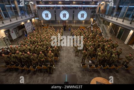 U.S. Air Force Airmen assegnati al 435th Contingency Response Group, posa per una foto alla Ramstein Air base, Germania, 26 febbraio 2024. Fondata il 26 febbraio 1999, la 435a CRG è emersa come forza pionieristica all'interno della missione dell'Air Force sia in Europa che oltre. Aeronautica militare Foto Stock