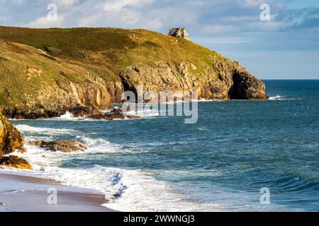 Veduta serale delle luci guardando attraverso Praa Sands in Cornovaglia verso Lesceave Rocks e Rinsley Head con Shore Breaking Waves. Foto Stock