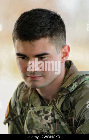 Shannon Phann, membro del 30th Troop Command, attende munizioni presso la catena M-17 durante la Tennessee State Best Warrior Competition a Tullahoma, 23 febbraio 2024. L'M-17 è una pistola semiautomatica full-size. Guardia Nazionale dell'esercito Foto Stock