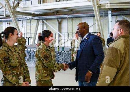 Comandante in pensione dell'Air Force Kaleth O. Wright Coins Senior Airman Jernee Ashley, un Aircraft Electrical and Environmental Systems Airman assegnato al 92nd Aircraft Maintenance Squadron, durante una visita all'hangar 2 alla Fairchild Air Force base, Washington, 26 febbraio 2023. Wright ha visitato vari luoghi della Fairchild AFB, tra cui il Warrior Dining Facility, il Tech. Sergente Herman Mackey Airman Leadership School, il 92° gruppo medico e clinica odontoiatrica. Questa visita includeva anche un seminario di sviluppo professionale presso il teatro di base, dove parlò delle sue esperienze nel m Foto Stock