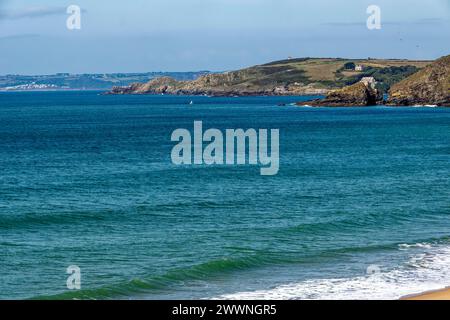 Vista estiva che si affaccia su Praa Sands in Cornovaglia verso Sydney Cove e Hoe Point con il tranquillo Mare Turchese. Foto Stock