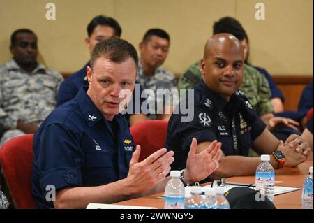 Il capitano Billy Mees, comandante della Guardia Costiera degli Stati Uniti Cutter Bertholf (WMSL 750), parla durante un incontro con la Marina della Repubblica di Singapore e la Guardia Costiera della polizia di Singapore presso la base navale di Changi, 26 febbraio 2024. L'incontro si è concentrato su come gli Stati Uniti e Singapore possono promuovere partenariati collaborativi attraverso impegni professionali e in mare. Guardia costiera Foto Stock