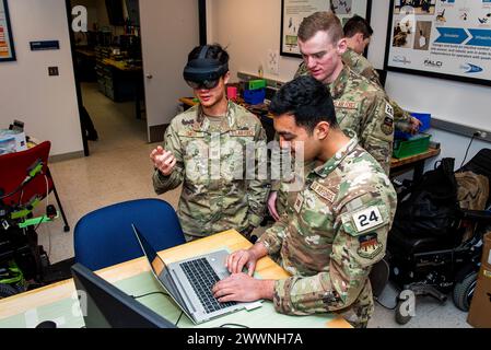 U.S. Air Force Academy Department of Electrical and computer Engineering Cadets 1st Class Ameen Khan, a sinistra, e Cade Isley, a destra, conducono l'ultimo test di una sedia a rotelle con sguardo assistito, il loro progetto di tecnologia assistiva. 1° febbraio 2024. A guardare ci sono altri membri del team Cadetti 1st Class Luke Ringe, Left, Lucas Jones, Middle, e Sam Smith, giusto. Aeronautica militare Foto Stock