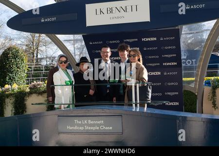 Ascot, Berkshire, Regno Unito. 24 marzo 2024. Presentazione dei vincitori per la gara di ciclismo su strada LK Bennett Handicap presso l'ippodromo Spring Family Raceday presso l'Ascot Racecourse. La gara è stata vinta dal cavallo Martator guidato dal fantino Charlie Deutsch. Proprietaria Camillia Norton, Trainer Venetia Williams, Hereford, Sponsor Faucets Limited. Crediti: Maureen McLean/Alamy Live News Foto Stock