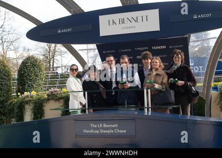 Ascot, Berkshire, Regno Unito. 24 marzo 2024. Presentazione dei vincitori per la gara di ciclismo su strada LK Bennett Handicap presso l'ippodromo Spring Family Raceday presso l'Ascot Racecourse. La gara è stata vinta dal cavallo Martator guidato dal fantino Charlie Deutsch. Proprietaria Camillia Norton, Trainer Venetia Williams, Hereford, Sponsor Faucets Limited. Crediti: Maureen McLean/Alamy Live News Foto Stock