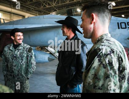 VIRGINIA BEACH, Virginia (FEB. 23, 2024) – Brandon Chambers (PBR) parla con i marinai assegnati allo Strike Fighter Squadron (VFA) 37 “Ragin’ Bulls” sull’emblazaggio degli F/A-18E Super Hornets dello squadrone con nomi di toro PBR a bordo della Naval Air Station Oceana. I Ragin' Bulls tornarono il 16 gennaio da uno schieramento di otto mesi a sostegno di partner e alleati nella 6th Fleet della Marina degli Stati Uniti d'America nell'area delle operazioni a bordo della USS Gerald R. Ford (CVN 78). Marina Foto Stock
