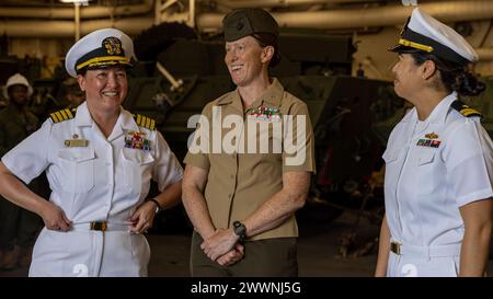 Capitano della Marina degli Stati Uniti Michel Brandt, a sinistra, comandante del molo di trasporto anfibio USS Somerset (LPD 25) e U.S. Marine Corps tenente colonnello Lindsay Mathwick, centro, comandante del Combat Logistics Battalion 15, 15th Marine Expeditionary Unit, e il comandante delle truppe a bordo del Somerset, preparatevi ad accogliere i marinai della Royal Thai Navy a bordo del Somerset il 23 febbraio 2024. Esercizio Cobra Gold dimostra l'impegno degli Stati Uniti nei confronti della regione attraverso la costruzione di interoperabilità, accordi multilaterali di cooperazione, promozione di interessi comuni e un impegno nei confronti dei nostri alleati e partner in ensu Foto Stock