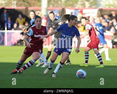 DAGENHAM, INGHILTERRA - 24 MARZO: Chelsea Women Jelena Čankovic detiene Amber Tysiak del West Ham United WFC in azione durante Barclays fa Women's Super le Foto Stock
