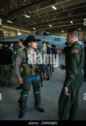 VIRGINIA BEACH, Virginia (FEB. 23, 2024)- i Professional Bull Riders (PBR) Andrew Alvidrez parla con lo Strike Fighter Squadron (VFA) 37 piloti “Ragin’ Bulls” sui loro F/A-18E Super Hornets e sull’equipaggiamento protettivo necessario per pilotare l’aeromobile. I Ragin' Bulls tornarono il 16 gennaio da uno schieramento di otto mesi a sostegno di partner e alleati nella 6th Fleet della Marina degli Stati Uniti d'America nell'area delle operazioni a bordo della USS Gerald R. Ford (CVN 78). Marina Foto Stock