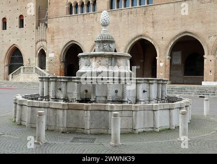 Fontana di Pigna nella città italiana di Rimini Foto Stock