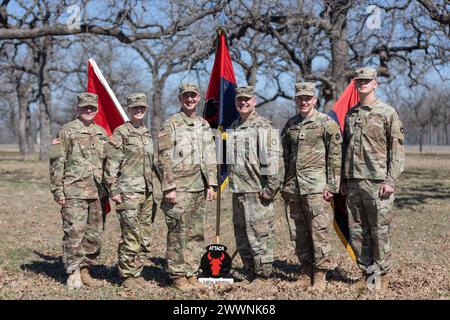 Un gruppo di soldati di nuova Praga assegnati alla 34th Infantry Division "Red Bulls" posa per una foto di gruppo a Fort Cavazos, Texas, 25 febbraio 2024. New Prague, Minnesota, fu progettata nel 1856 e prende il nome da Praga, la capitale della Repubblica Ceca. (Minnesota National Guard Foto Stock