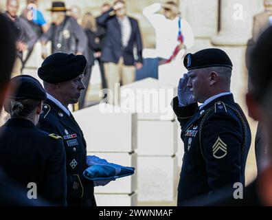 Dylan Wheeler, uno scout di cavalleria assegnato alla 1st Infantry Division, saluta la Medal of Honor Flag durante il servizio commemorativo del capitano Larry L. Taylor al Chattanooga National Cemetery di Chattanooga, Tennessee, il 7 febbraio 2024. Taylor volò nel fuoco nemico per salvare una squadra di ricognizione a lungo raggio di quattro uomini, che gli guadagnò la più alta onorificenza della nazione: La Medal of Honor. Esercito Foto Stock